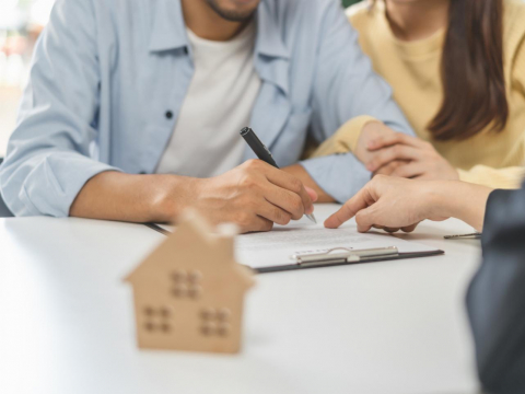 富家女贈2房給夫「安全感」，病倒驚見他私Line前妻…童話破滅領悟：送得出也拿得回，才是大人世界的愛